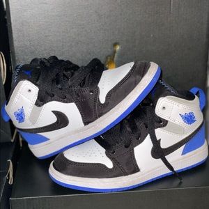 Jordan 1 Mid SE
White Black Royal